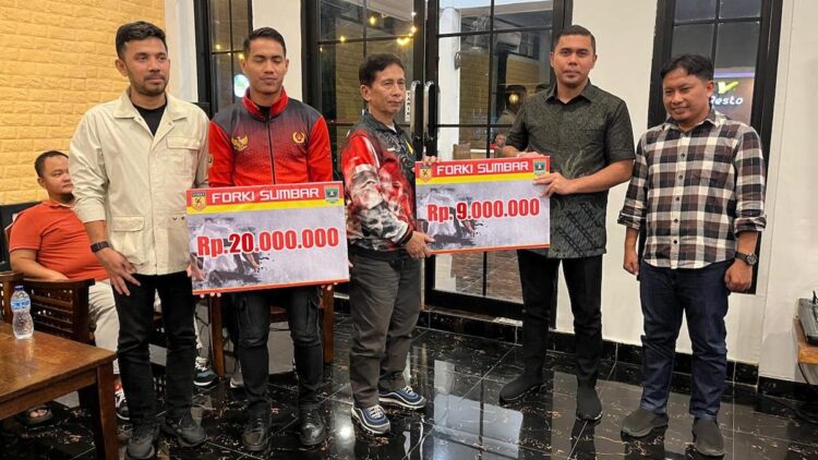 Serahkan Bonus Atlet Forki, Anandya Dipo dan Hamdanus: Mari Berkolaborasi di KONI Majukan Olahraga Sumbar 1 Wabendum Forki Sumbar Anindya Dipo didampingi Hamdanus melakukan penyerahan bonus untuk atlet Forki Sumbar dan ofisial di PON XXI lalu. (dok. istimewa)