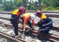 Petugas KAI Divre II Sumbar sedang melakukan pemeriksaan rel. (dok. Humas KAI)