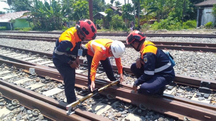 Petugas KAI Divre II Sumbar sedang melakukan pemeriksaan rel. (dok. Humas KAI)