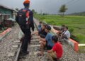 Petugas KAI Sumbar larang ngabuburit di rel kereta. (dok. Humas KAI)