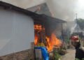 Kebakaran Hanguskan Dua Rumah di Seberang Padang, Kerugian Capai Rp500 Juta 5 Petugas Damkar padamkan api kebakaran pada dua rumah di kawasan Seberang Padang. (dok. istimewa)