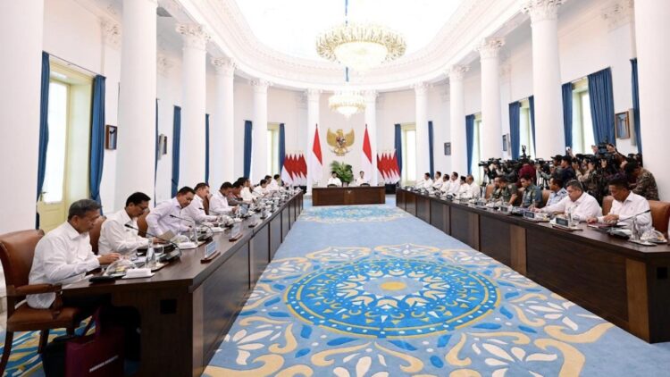 Presiden Prabowo Tegaskan Pertahanan sebagai Fondasi Utama Negara di Sidang Perdana DPN 1 Sidang perdana Dewan Pertahanan Nasional (DPN) yang dipimpin langsung Presiden Prabowo. (dok. PCO RI)