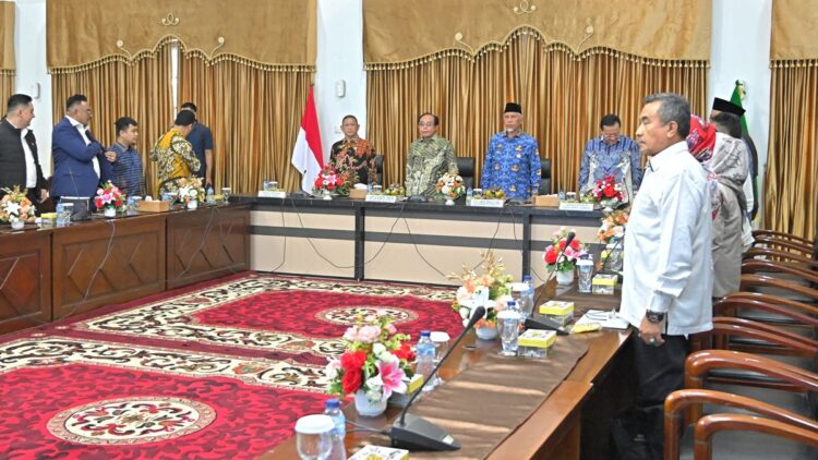 Gubernur Mahyeldi Tegaskan Komitmen dalam Dukung Program Reforma Agraria 1 Rapat kerja Gubernur Mahyeldi dengan Komite 1 DPD RI terkait reforma agraria. (dok. adpsb)