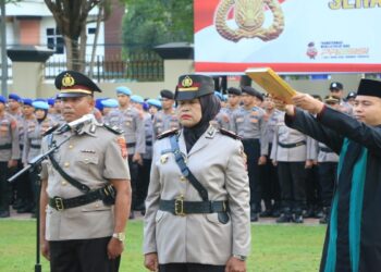 Kapolda Sumbar Irjen Pol Tri Suryanta melakukan sertijab terhadap Kapolsek Sipora. (dok. Bidhumas)