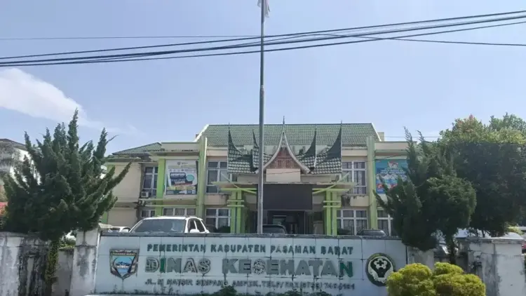 Kantor Dinas Kesehatan Pasaman Barat. Dinas Kesehatan setempat akan menempatkan tenaga kesehatan di posko pengamanan lebaran Idul Fitri 1446 Hijriah. (ANTARA/Altas Maulana)