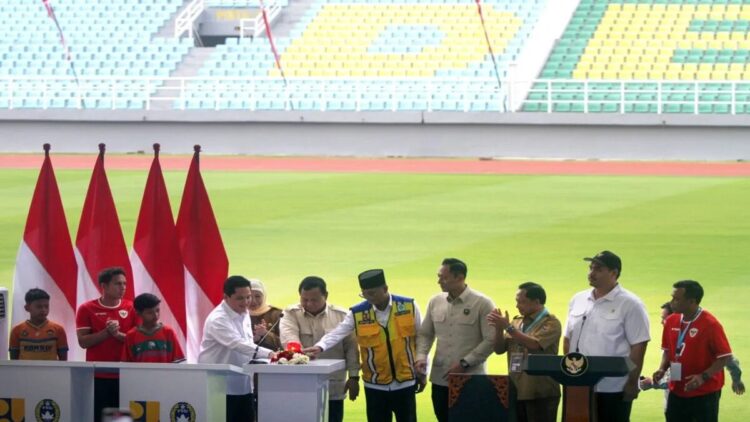 Presiden Prabowo Subianto (tengah) didampingi Menteri BUMN Erick Thohir (keempat kiri) meresmikan Stadion Gelora Delta Sidoarjo di Jawa Timur, Senin (17/3/2025). ANTARA FOTO/Umarul Faruq/rwa.