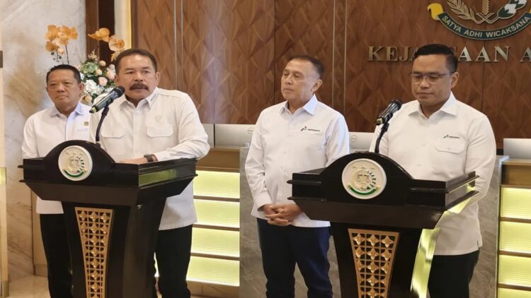 Kejagung Bersinergi dengan BUMN: Bersih-Bersih Tata Kelola, Fokus Penanganan Kasus Korupsi Pertamina 1 Jaksa Agung Sanitiar (ST) Burhanuddin (kiri) dan Direktur Utama (Dirut) PT Pertamina (Persero) Simon Aloysius Mantiri (kanan) berbicara dalam konferensi pers di Gedung Kejaksaan Agung, Jakarta, Kamis (6/3/2025). (ANTARA/Nadia Putri Rahmani)