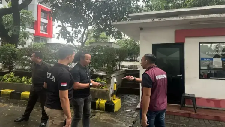 Polri Selidiki Dugaan Teror Kepala Babi di Kantor Tempo 1 Penyidik melakukan olah TKP di Gedung Tempo, Jakarta Selatan, Minggu (23/3/2025). (ANTARA/HO-Divisi Humas Polri)