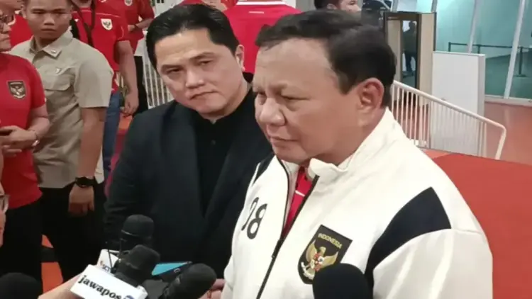 Erick Thohir Tegaskan Komitmen PSSI Jaga Kontinuitas Pembinaan Timnas Indonesia hingga 2045 1 Presiden Prabowo Subianto (kanan) didampingi Ketua Umum PSSI Erick Thohir (kedua dari kanan) memberikan pernyataan kepada pewarta setelah laga tim nasional Indonesia versus Bahrain di Stadion Utama Gelora Bung Karno, Jakarta, Selasa (25/3/2025). (ANTARA/Dokumen Pribadi)
