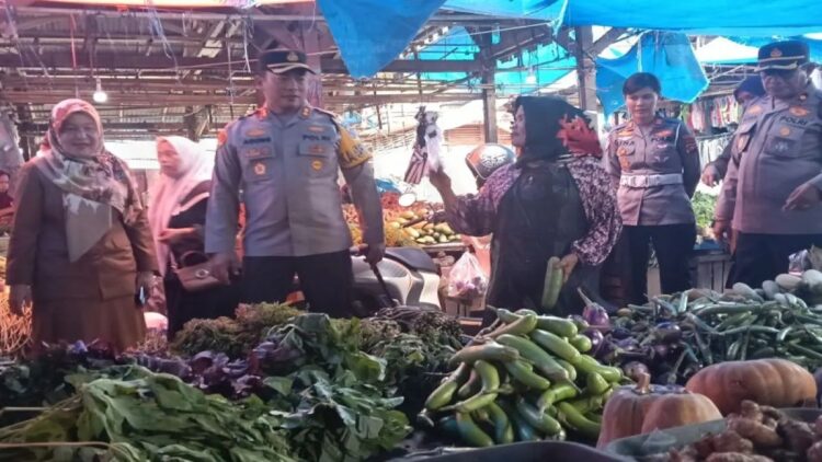 Pantau Harga Kebutuhan Pokok selama Ramadhan, Polres Pasaman Barat Turun ke Pasar 1 Kepala Polres Pasaman Barat AKBP Agung Tribawanto (tengah) bersama Kepala Dinas Ketahanan Pangan Ekadiana Oktavia (kiri) dan Kabag Ops Kompol Muzhendra (kanan) saat meninjau ketersediaan dan harga kebutuhan bahan pokok di Pasar Simpang Empat, Selasa (4/3/2025). ANTARA/Altas Maulana.