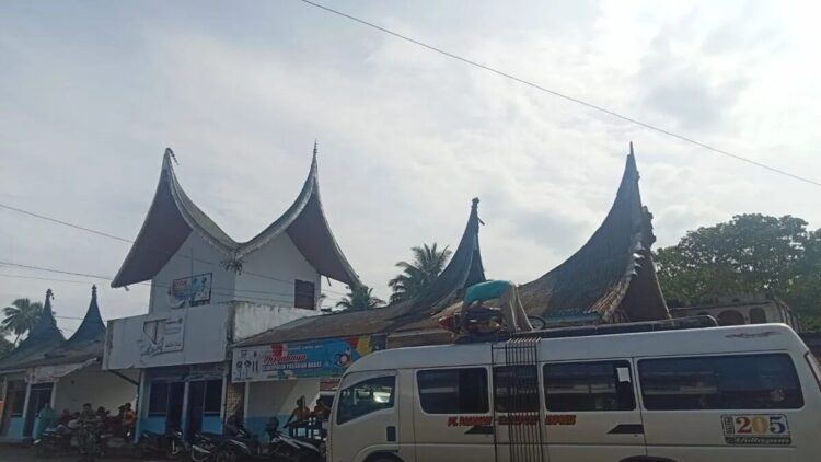 Pemkab Pasaman Barat Lakukan Pengecekan Kelaikan Kendaraan Mudik Jelang Lebaran 1 Terminal Simpang Empat, Kabupaten Pasaman Barat. Dinas Perhubungan daerah setempat merencanakan akan melakukan pemeriksaan kelaikan kendaraan selambat-lambatnya tujuh hari jelang lebaran Idul Fitri 1446 Hijriah. (ANTARA/Altas Maulana).