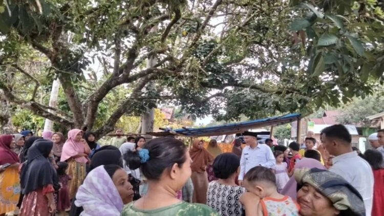 Bupati Pasaman Sabar AS (baju putih pakai peci) saat blusukan menyapa masyarakat Sungai Ronyah Hilir dan Koto Nopan, Kecamatan Rao Utara, Kamis (13/3/2025). ANTARA/Heri Sumarno