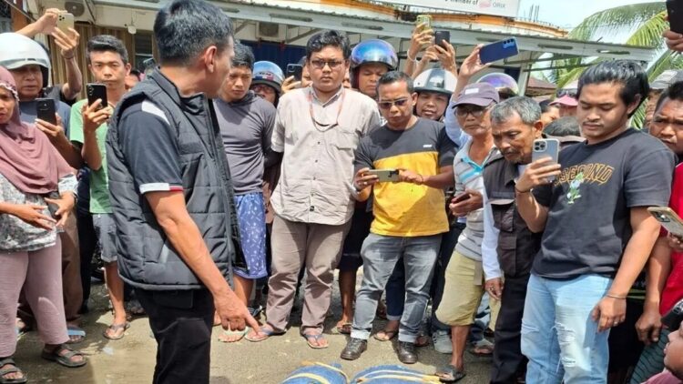 Tim gabungan Direktorat Reserse Narkoba Polda Sumbar bersama dengan personel dari Polres Pasaman Barat menangkap kurir yang membawa 26 kilogram daun ganja dengan mobil di depan SPBU Batang Toman Jalan Lintas Manggopoh, Nagari Lingkuang Aua, Kecamatan Pasaman, Kabupaten Pasaman Barat, Kamis (13/3/2025). ANTARA/HO-Humas Polres Pasaman Barat.