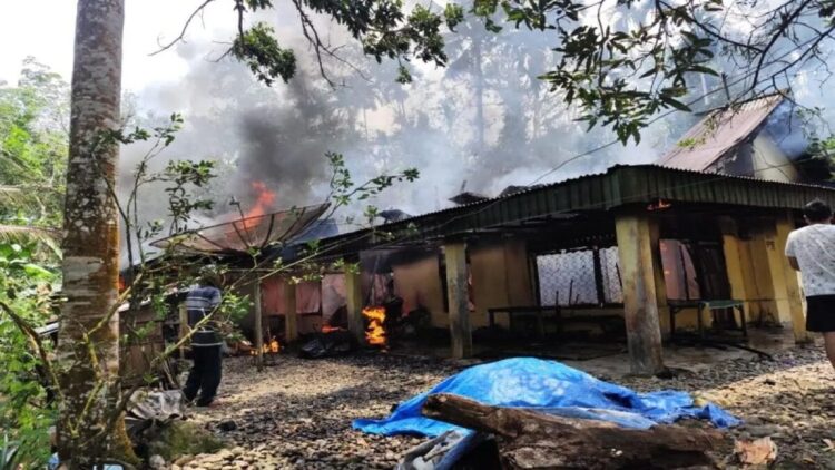 Kebakaran rumah semi permanen di Kampung Baru Jorong Bukit Malintang, Nagari Alahan Mati, Kecamatan Simpati, Sabtu (15/3/2025) sekitar pukul 12.00 WIB. (ANTARA/Heri Sumarno).