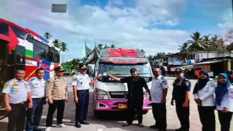 Kepala Dinas Perhubungan Pasaman Barat Bakarudin (empat dari kiri) usai memasang stiker pemeriksaan kelaikan kendaraan umum jelang lebaran di Terminal Simpang Empat, Rabu (19/3/2025). ANTARA/Altas Maulana.