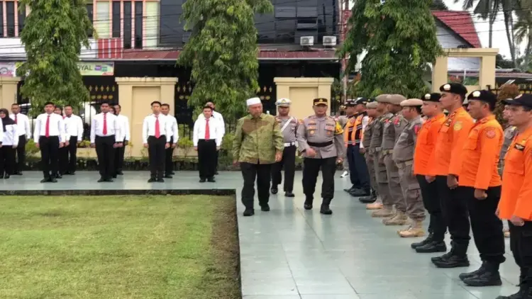 Kepala Polres Pasaman Barat AKBP Agung Tribawanto bersama Bupati Pasaman Barat Hamsuardi saat meninjau pasukan untuk kesiapan operasi ketupat singgalang 2025 di halaman Polres setempat, Kamis (20/4/2025). ANTARA/Altas Maulana.