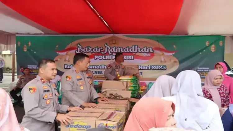 Polres Pasaman Barat Gelar Bazar Sembako Murah Ringankan Beban Masyarakat jelang Lebaran 1 Polres Pasaman Barat saat mengadakan bazar sembako murah dalam rangka menyambut Idul Fitri 1446 Hijriah, di Sumatera Barat, Jumat (21/3/2025). ANTARA/HO-Humas Polres Pasaman Barat.