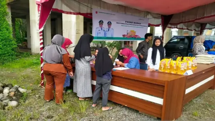 Pemkab Agam Gelar Pasar Murah Tekan Inflasi Jelang Idul Fitri 1 Petugas sedang melayani pembeli saat pasar murah diadakan Dinas Perindustrian Perdagangan dan Ketenagakerjaan Agam, Kamis (20/3/2025). ANTARA/ HO-Disperindagnaker Agam.