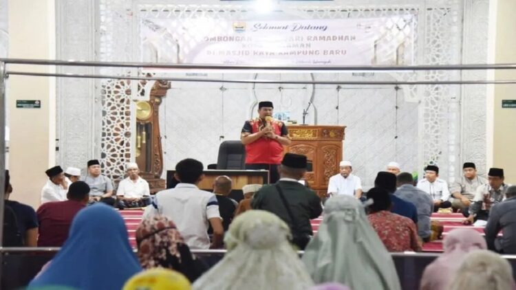 Wali Kota (Wako) Pariaman, Sumatera Barat Yota Balad sedang sambutan pada pelaksanaan safari ramadan di Masjid Raya Kampung Baru, Desa Kampung Baru, Kecamatan Pariaman Tengah, Rabu malam (12/3). Antara/HO-Diskominfo Pariaman