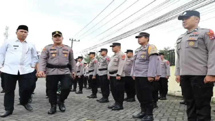 Kapolres Pariaman AKBP Andreanaldo Ademi (kanan) dan Wakil Wali Kota Pariaman Mulyadi (kiri) memeriksa pasukan pada Apel Gabungan Operasi Ketupat Singgalang 2025 di Pariaman, Kamis. Antara/HO-Diskominfo Pariaman