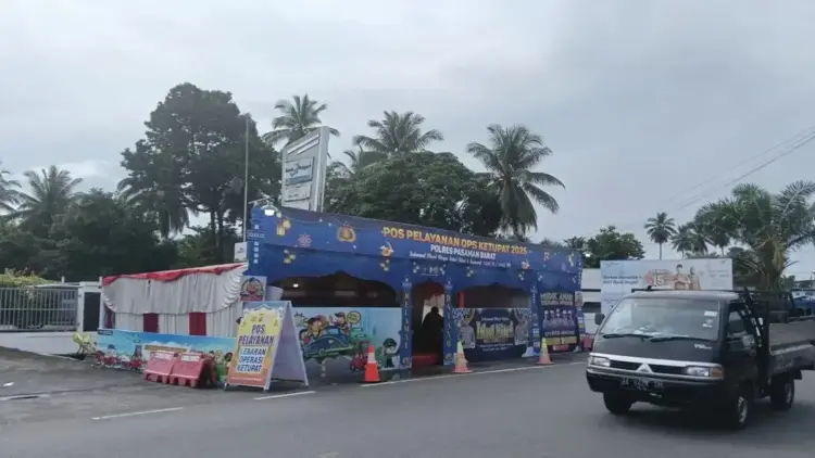 Pos pelayanan di Simpang Empat Kecamatan Pasaman Kabupaten Pasaman Barat bisa dijadikan tempat istirahat bagi pemudik Lebaran Idul Fitri 1446 Hijriah. (ANTARA/Altas Maulana).