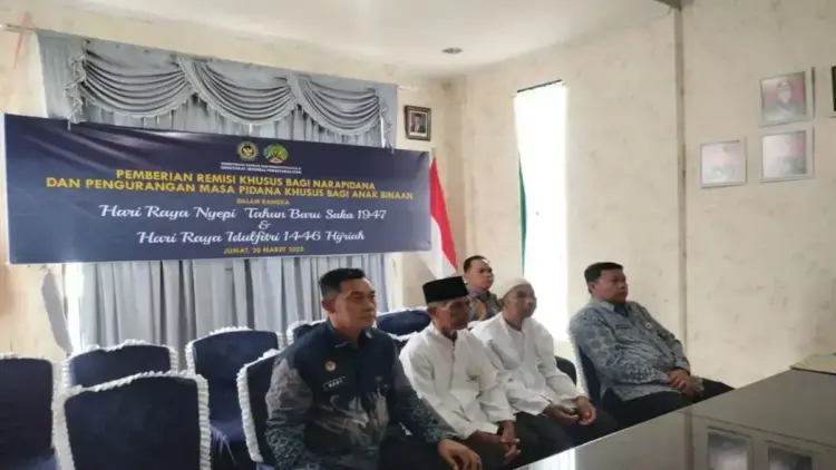 346 Warga Binaan Lapas Lubuk Basung Terima Remisi Idul Fitri, Tak Ada yang Bebas Langsung 1 Warga binaan pemasyarakatan Lapas Klas IIB Lubuk Basung menerima remisi khsus secara simbolis di ruangan zoom Lapas Klas IIB Lubuk Basung, Jumat (28/3/2025). (ANTARA/HO-Lapas Klas IIB Lubuk Basung)