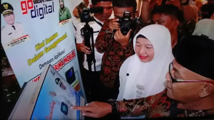 Bupati Pasaman Barat Yulianto bersama Kepala Dinas Kependudukan dan Catatan Sipil Yulisna saat melihat layanan administrasi kependudukan. ANTARA/Altas Maulana