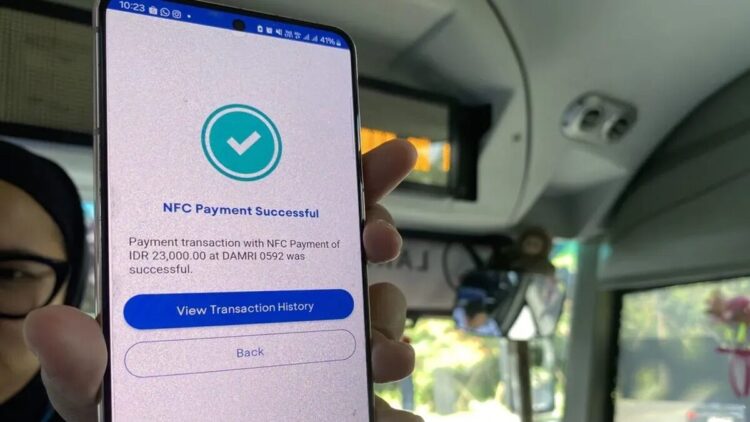 BI Luncurkan Layanan Pembayaran QRIS Tap, Transaksi Lebih Cepat dan Praktis dengan NFC 1 Arsip foto - Penumpang Damri menunjukkan hasil transaksi QRIS Tap NFC pada layar ponsel dalam uji coba implementasi QRIS Tap NFC oleh Bank Indonesia (BI) di Jakarta, Jumat (20/12/2024). ANTARA/Rizka Khaerunnisa/aa.