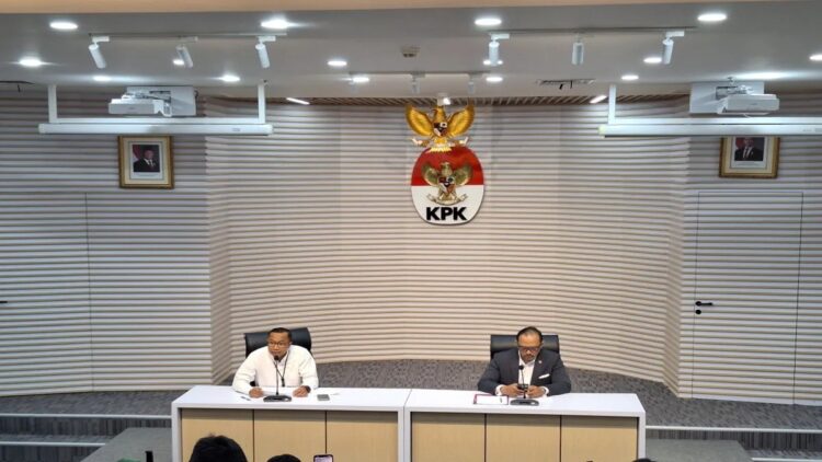 KPK Tetapkan Lima Tersangka Kasus Korupsi Kredit LPEI yang Rugikan Negara Rp11,7 Triliun 1 Kasatgas Penyidik Komisi Pemberantasan Korupsi (KPK) Budi Sokmo (kiri) dan Juru Bicara KPK Tessa Mahardhika Sugiarto berikan keterangan kepada wartawan di Gedung Merah Putih KPK, Jakarta. (ANTARA/Fianda Sjofjan Rassat)