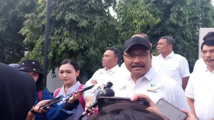 Mensos: Sekolah Rakyat Butuh 700 Guru Bersertifikat PPG, Rekrutmen Dimulai April 1 Menteri Sosial (Mensos) Saifullah Yusuf melakukan tanya jawab dengan media usai meninjau kesiapan Sekolah Rakyat di Pusdiklat Kemensos, Jakarta Selatan pada Kamis pagi (20/3/2025). (ANTARA/Hana Kinarina)