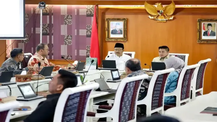 Kementerian sosial (Kemensos) saat menggelar rapat bersama Sekretaris Kabinet (Seskab) Merah Putih Letkol Teddy Indra Wijaya di Kantor Kemensos Salemba, Jakarta pada Jumat (21/3/2025). ANTARA/HO-Biro Humas Kemensos.