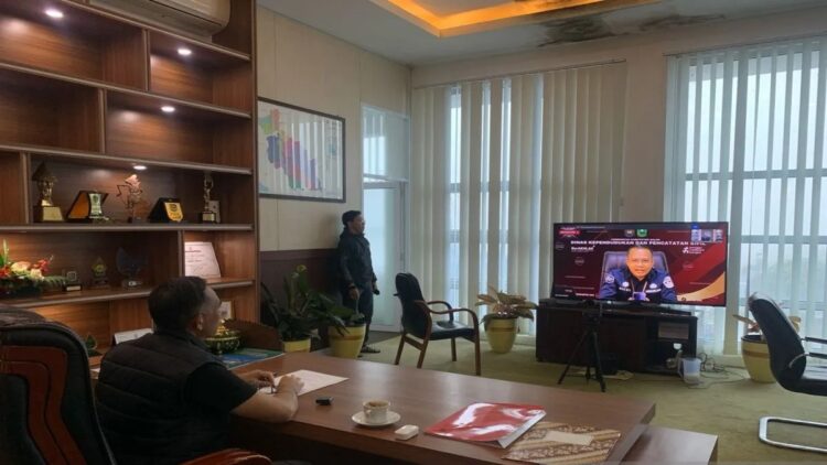 Sekda Kabupaten Solok Medison saat mengikuti Call To Service season 1 : KIA tertib, NISN valid Pemkab Solok libatkan guru SD dan TK. ANTARA/HO-Diskominfo Solok.