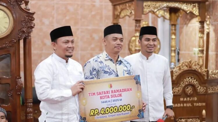 Wali Kota Solok Ramadhani Kirana Putra menghadiri Safari Ramadhan 1446 Hijriah ke masjid di Kota Solok. ANTARA/HO-Diskominfo Solok