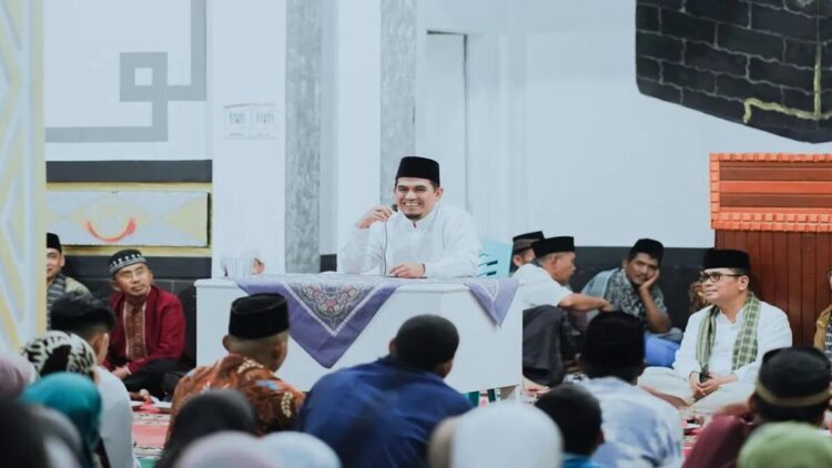 Pemkab Solok Berikan Hadiah Umroh Gratis untuk ASN dan THL yang Rajin Ibadah Selama Ramadhan 1 Wakil Bupati Solok Candra saat menyampaikan sambutan pada safari Ramadhan 1446 Hijriah Pemkab Solok. ANTARA/HO-Diskominfo Solok