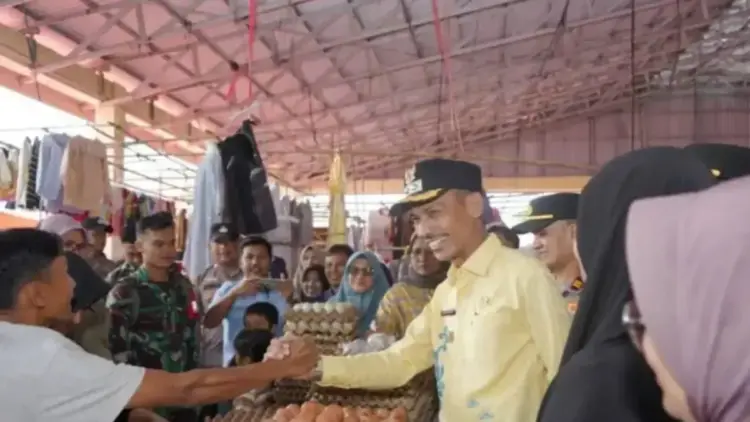 Pemkab Solok Selatan Imbau Pedagang tak Menimbun Barang Kebutuhan Pokok jelang Lebaran 1 Wakil Bupati Solok Selatan Yulian Efi bersalaman dengan pedagang telur saat melakukan Sidak ke pasar Muaralabuh guna memastikan ketersediaan dan harga kebutuhan pokok menjelang memasuki hari raya Idul Fitri 1446 Hijriyah. Antara/Erik
