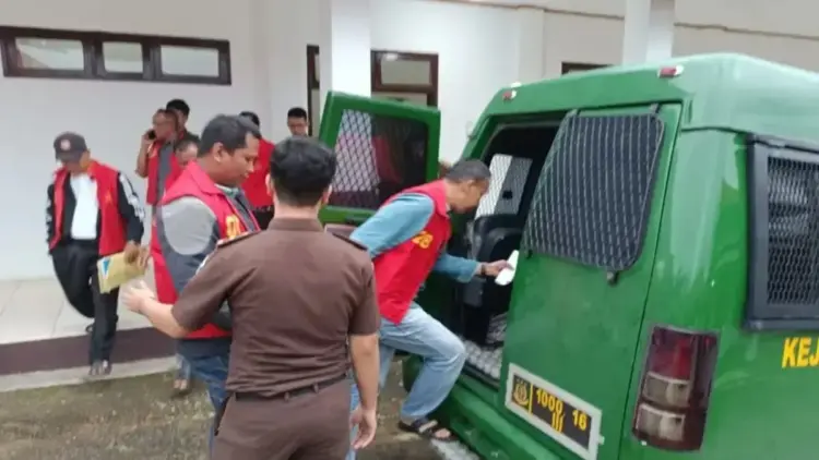 Kejari Solok Selatan Tetapkan 6 Tersangka Kasus Penyimpangan Program Pinjaman Perorangan 1 Kejaksaan Negeri Solok Selatan menggiring enam orang tersangka dugaan penyimpangan pemanfaatan kegiatan pinjaman perorangan dari Program Nasional Pemberdayaan Masyarakat yang dikelola oleh Ketua Badan Koordinasi Antar Nagari (BKAN) Kecamatan Sungai Pagu tahun anggaran 2017-2020 untuk dititipkan di Rutan kelas II B Muaralabuh, Kamis. Antara/Erik