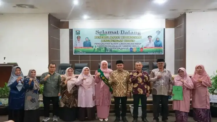 Bupati Solok Jon Firman Pandu saat foto bersama usai pelantikan bunda lingkungan hidup Kabupaten Solok Sumatera Barat. ANTARA/HO-Diskominfo Solok.