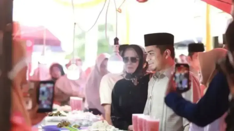 Wali Kota (Wako) Solok Ramadhani Kirana Putra saat mengunjungi pasar pabukoan di Kota Solok, Sumatera Barat. ANTARA/HO-Diskominfo Solok