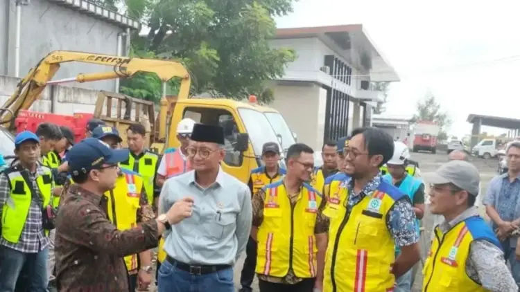 Posko Mudik Lebaran Kementerian PU Siapkan Alat Berat dan Tambal Jalan Cepat 1 Menteri PU Dody Hanggodo meninjau Posko Mudik Lebaran Kementerian PU di Kabupaten Tegal, Jawa Tengah pada Jumat (28/3/2025). (ANTARA/Aji Cakti)
