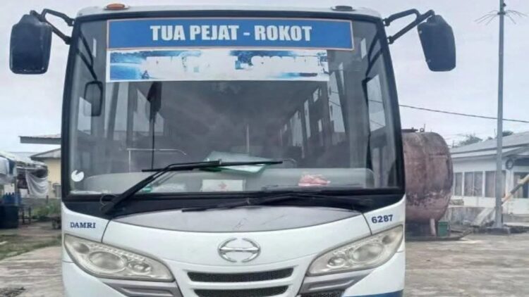 Kembali Beroperasi, Bus Damri Mudahkan Mobilitas Masyarakat Mentawai 1 Bus Damri kembali beroperasi di Mentawai. (ANTARA/HO-Pemkot Mentawai)