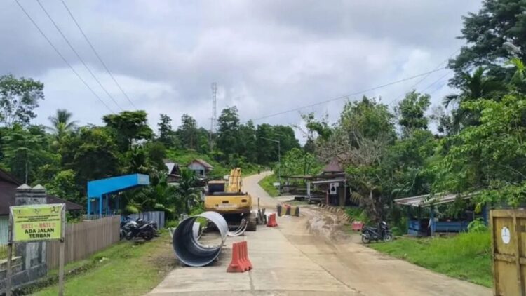 Pemkab Mentawai Percepat Perbaikan Jalan Trans Mentawai yang Rusak Akibat Longsor 1 Perbaikan sementara jalan penghubung KM 8 Trans Mentawai di Sipora Utara. ANTARA/HO-Pemkab Mentawai.