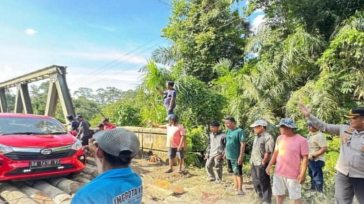 Mobil melintas di jembatan Padang Lamo, Tebo, Jambi melewati jembatan darurat sebagai jalan alternatif Jambi-Sumbar, Kamis (6/3/2025). ANTARA/HO-Polres Tebo.