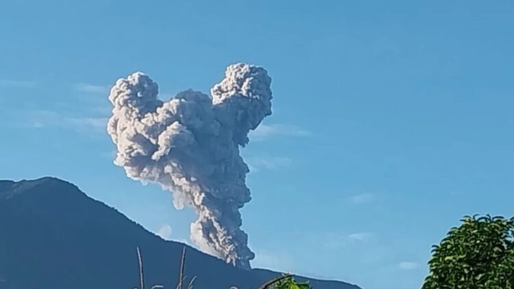 Gunung Marapi Erupsi, Kolom Abu Capai 800 Meter 1 Gunung Marapi yang berada di Kabupaten Agam dan Kabupaten Tanah Datar, Sumatera Barat meletus pada Minggu pagi (16/3/2025). (Antara/HO-Istimewa)