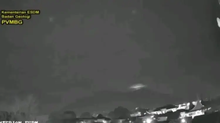 Erupsi Gunung Marapi yang berada di Kabupaten Agam dan Kabupaten Tanah Datar pada Rabu dini hari pukul 02.29 WIB. ANTARA/HO-Humas PGA Gunung Marapi