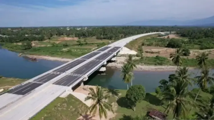 Tol Padang-Sicincin hanya Bisa Dilalui Kendaraan Golongan I Selama Arus Mudik Lebaran 2025 1 Foto udara Tol Padang-Pekanbaru Seksi Padang-Sicincin sepanjang 35,90 kilometer di Kabupaten Padang Pariaman, Sumatera Barat yang siap dibuka saat libur Lebaran 2025. (ANTARA/HO-Humas Hutama Karya)