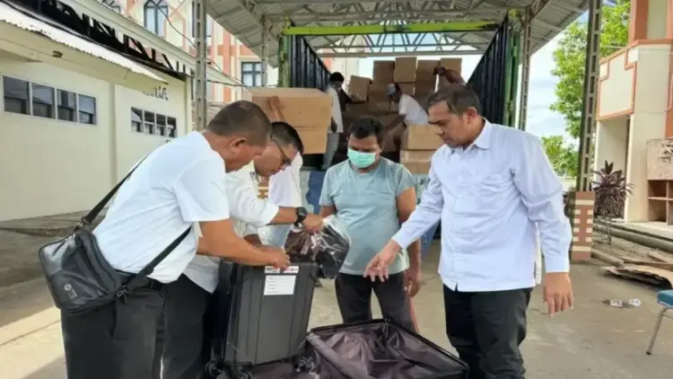 Kemenag Sumbar Distribusikan 653 Koper Jamaah Calon Haji, Persiapkan Keberangkatan ke Tanah Suci 1 Petugas Kementerian Agama Provinsi Sumatera Barat memeriksa koper jamaah calon haji di Padang. ANTARA/HO-Humas Kemenag Sumbar