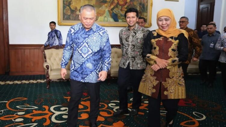 Pemerintah Berikan Diskon Tiket Pesawat hingga 14% Jelang Mudik Lebaran 2025 1 Menteri Perhubungan Dudy Purwagandhi saat bertemu Gubernur Jatim dan Wakil Gubernur Jatim Khofifah Indar Parawansa-Emil Elestianto Dardak di Surabaya, Jumat (7/3/2025). (ANTARA/Moch Asim)