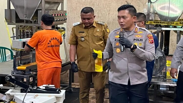 Polres Bogor Ungkap Tempat Produksi Minyak Goreng Palsu Minyakita, Satu Tersangka Ditangkap 1 Kapolres Bogor AKBP Rio Wahyu Anggoro bersama Bupati Bogor Rudy Susmanto di tempat produksi Minyakita palsu di Desa Cijujung, Sukaraja, Kabupaten Bogor, Jawa Barat, Senin (10/3/2025). (ANTARA/M Fikri Setiawan)