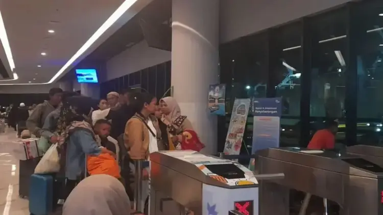 Pemudik antre saat akan masuk ke kapal di Pelabuhan Merak, Banten, Minggu, (23/3/2025). (ANTARA/Desi Purnama Sari)