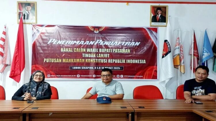 Ketua Divisi Teknis KPU Pasaman Juli Yusran bersama jajaran Bawaslu Pasaman di kantor KPU Pasaman, Sabtu (8/3/2025).ANTARA/Heri Sumarno